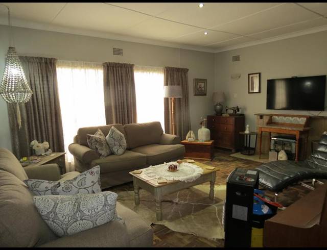 4 BEDROOM HOUSE FOR SALE IN CINDERELLA